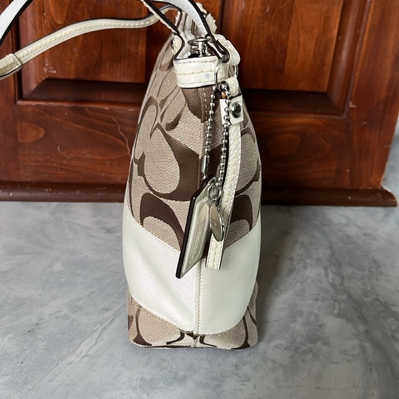 Coach Signature C pattern ivory stripe Like New shoulder bag  ivory leather Trim - Picture 11 of 16